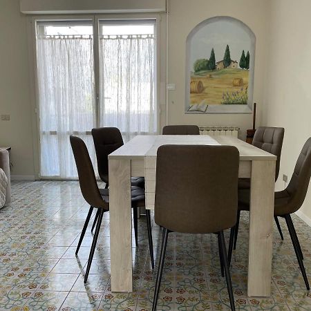 Stefano'S Guests House: 2 Bedrooms & Parking In Viareggio Bagian luar foto