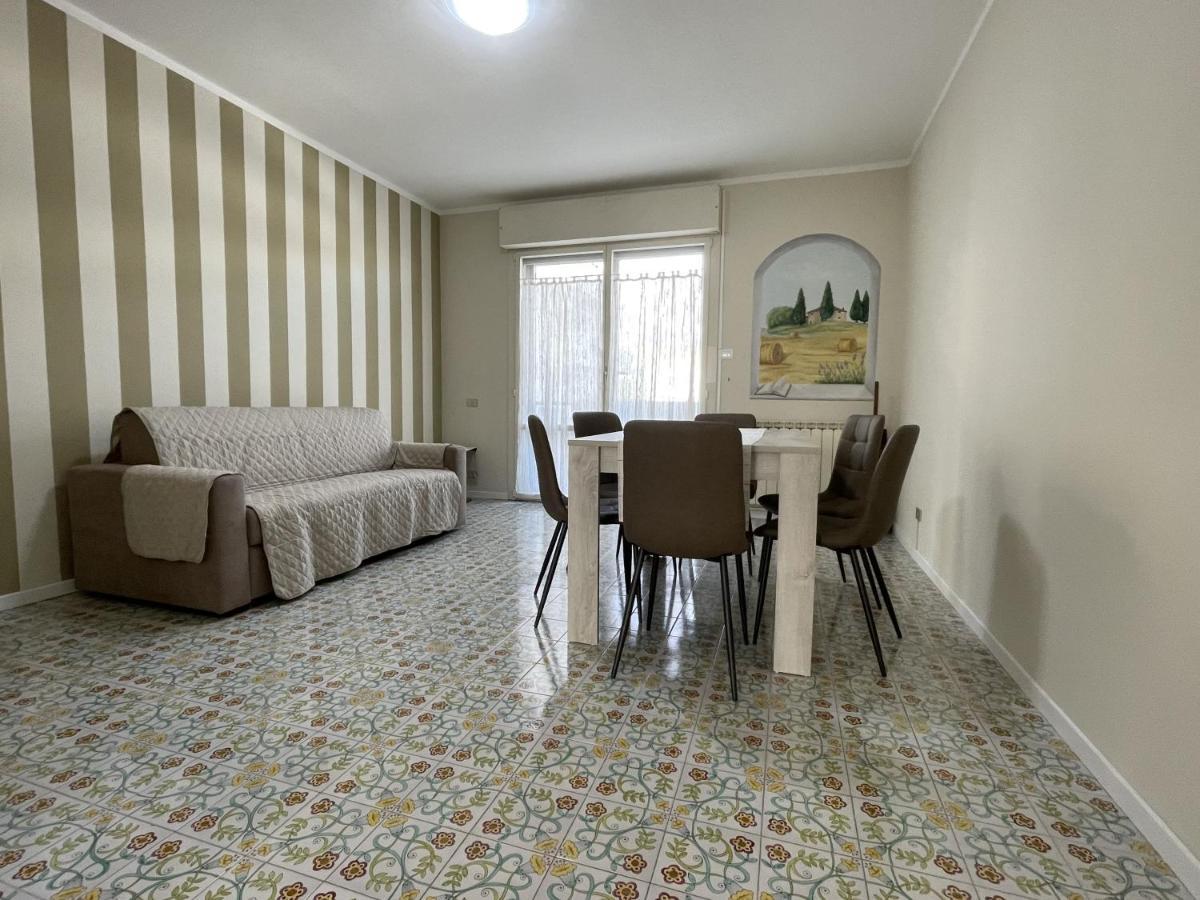 Stefano'S Guests House: 2 Bedrooms & Parking In Viareggio Bagian luar foto